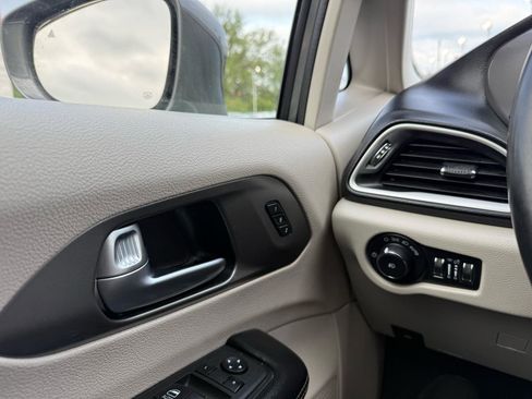 Used 2022 Chrysler Pacifica Touring-L FWD image 24