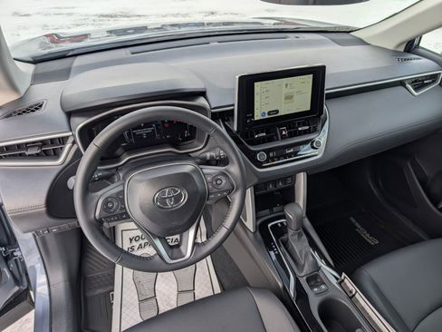 Used 2025 Toyota Corolla Cross XLE image 11