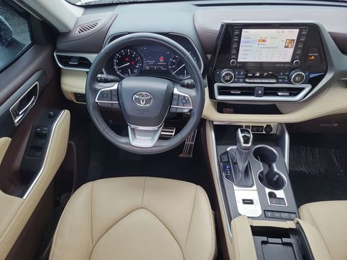Used 2021 Toyota Highlander XLE FWD image 16