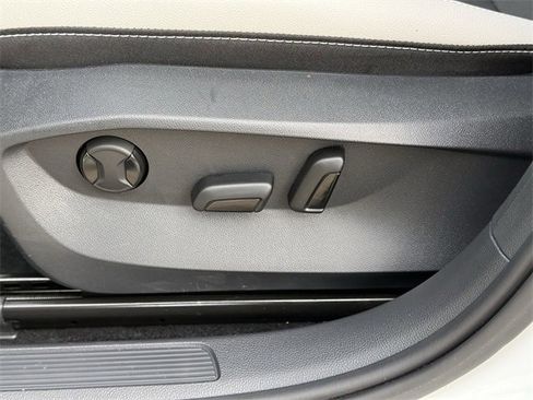 Used 2025 Volkswagen Taos SE image 25