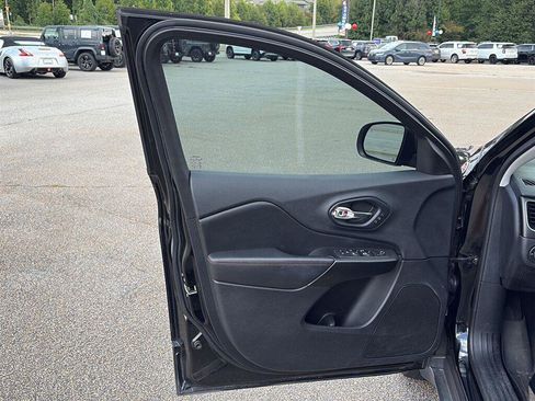 Used 2019 Jeep Cherokee Trailhawk AWD/4WD image 7