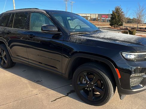 Used 2025 Jeep Grand Cherokee Altitude image 5