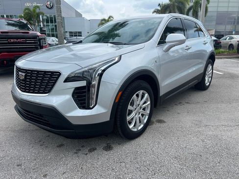 Used 2022 Cadillac XT4 Luxury w/ Driver Awareness Package FWD image 3