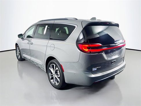Used 2022 Chrysler Pacifica Pinnacle image 5