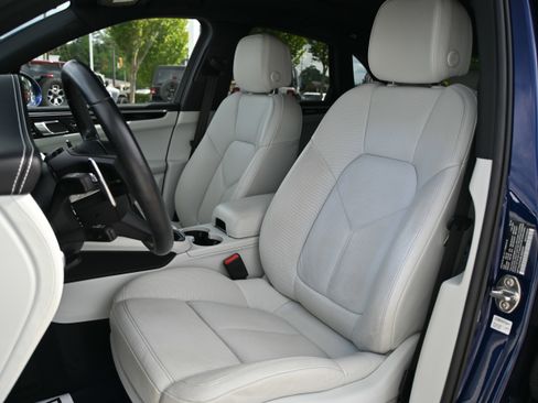 Used 2024 Porsche Macan w/ Premium Plus Package image 7