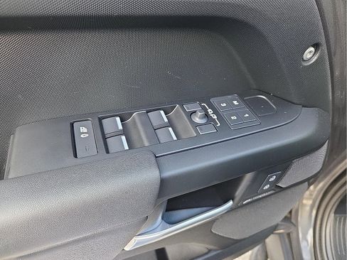 Used 2025 Land Rover Defender 110 S image 14