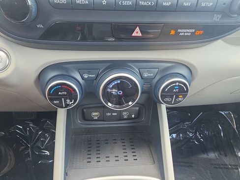 Used 2025 Hyundai Venue Limited FWD image 17