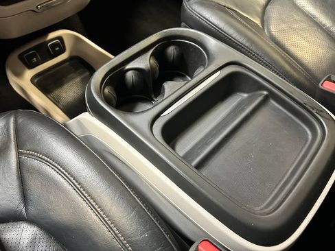 Used 2018 Chrysler Pacifica Touring-L FWD image 20
