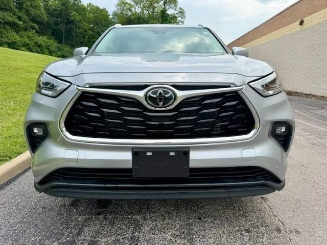 Used 2023 Toyota Highlander Limited FWD image 4