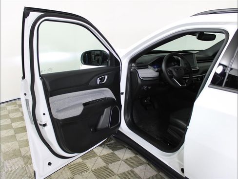 New 2025 Jeep Compass Latitude image 8