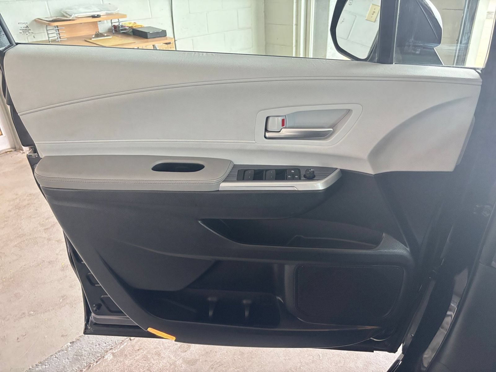Used 2025 Toyota Sienna XLE FWD image 18