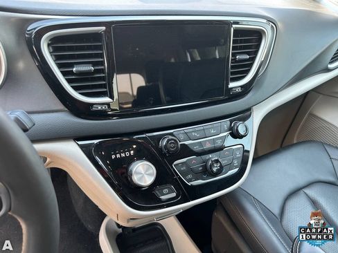 Used 2024 Chrysler Pacifica Touring-L FWD image 7