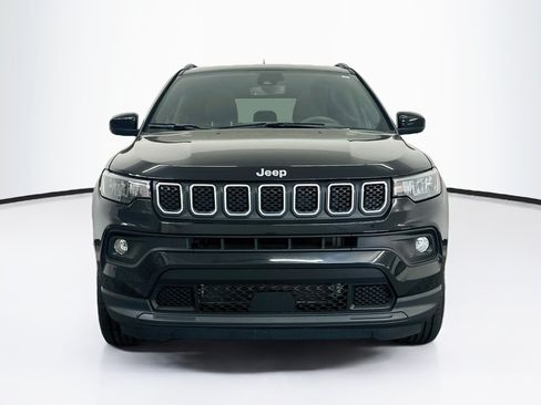 Used 2023 Jeep Compass Latitude w/ Sun and Sound Group AWD/4WD image 2