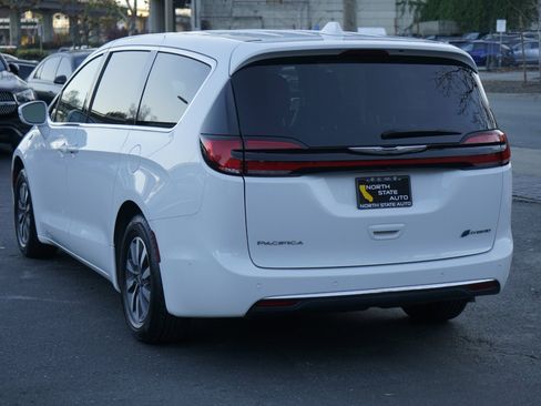 Used 2022 Chrysler Pacifica Touring-L w/ Uconnect Theater Family Group image 11