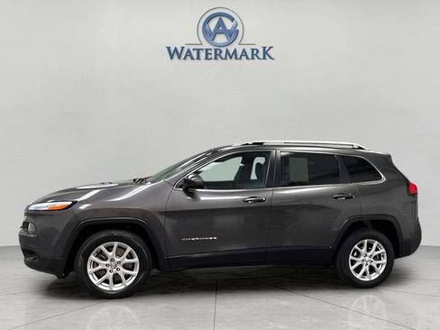 Used 2018 Jeep Cherokee Latitude Plus w/ Comfort/Convenience Group FWD image 2