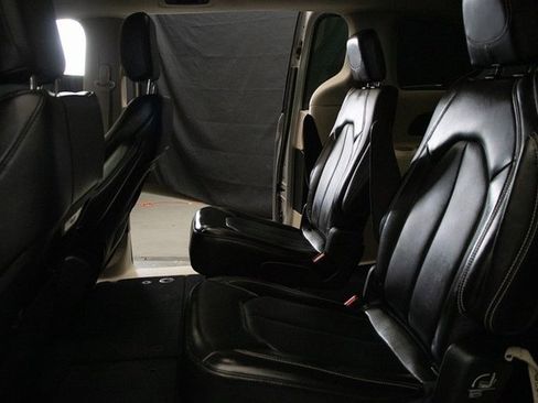 Used 2024 Chrysler Pacifica Touring-L image 22