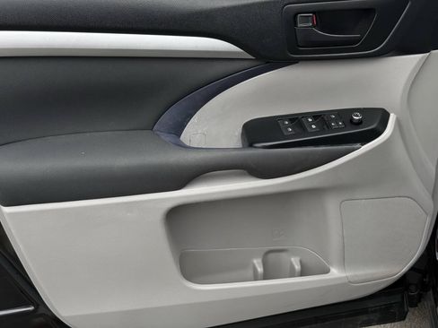 Used 2019 Toyota Highlander LE w/ Carpet Mat Package (TMS) AWD/4WD image 9