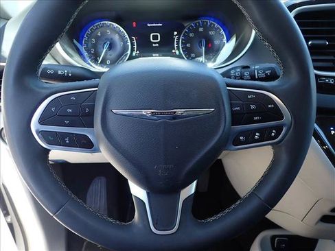 Used 2024 Chrysler Pacifica Touring-L FWD image 13