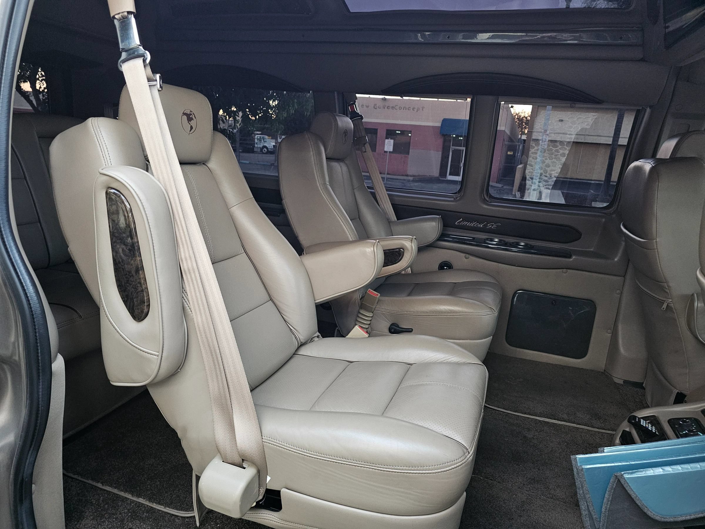 Used 2016 Chevrolet Express 2500 RWD image 23