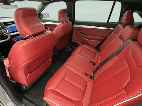 Used 2024 Jeep Wagoneer Launch Edition AWD/4WD image 9