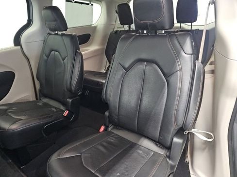 Used 2020 Chrysler Pacifica Touring-L image 21