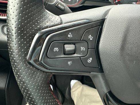 Used 2025 Chevrolet Trax RS FWD image 17