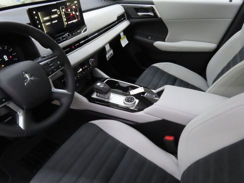 New 2025 Mitsubishi Outlander SE image 21