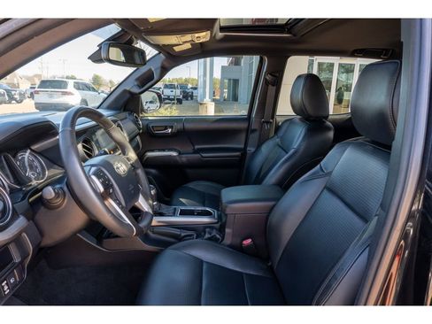Used 2018 Toyota Tacoma Limited image 12