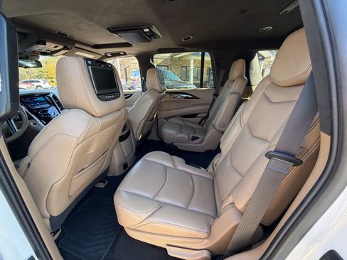 Used 2019 Cadillac Escalade Platinum image 28