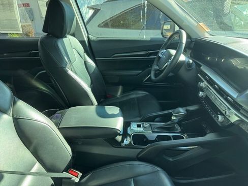 Certified 2024 Kia Telluride LX image 9
