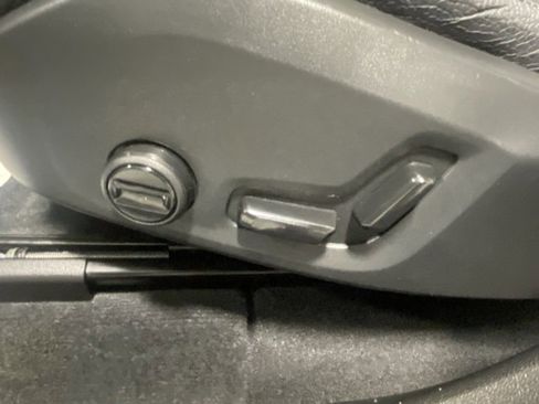 Used 2025 Volvo XC60 B5 Plus image 12