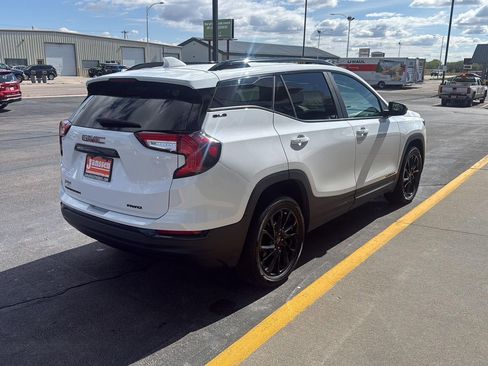 Used 2024 GMC Terrain SLE w/ Driver Convenience Package AWD/4WD image 7