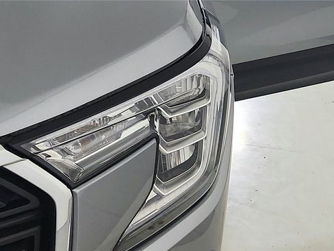 Used 2024 GMC Terrain SLE AWD/4WD image 31