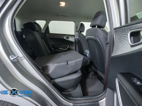 Used 2025 Kia Soul LX w/ LX Technology Package FWD image 36
