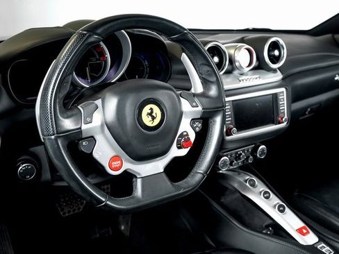 Used 2017 Ferrari California T image 22