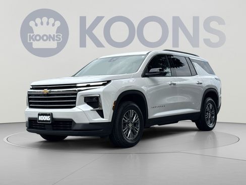 Used 2025 Chevrolet Traverse LT w/ Driver Confidence Package AWD/4WD image 1