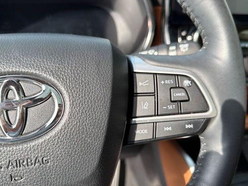 Used 2024 Toyota Highlander Platinum FWD image 23