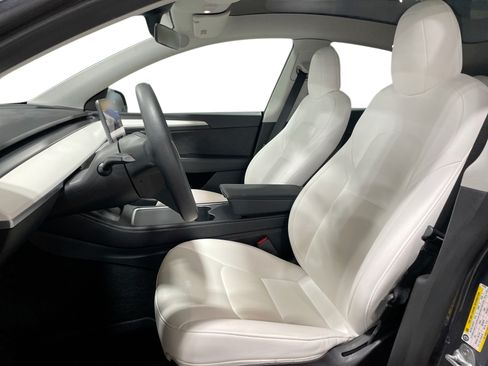 Certified 2023 Tesla Model Y Long Range AWD/4WD image 9