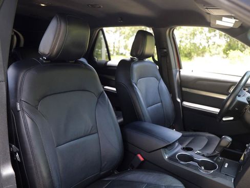 Used 2018 Ford Explorer XLT w/ Equipment Group 202A FWD image 17