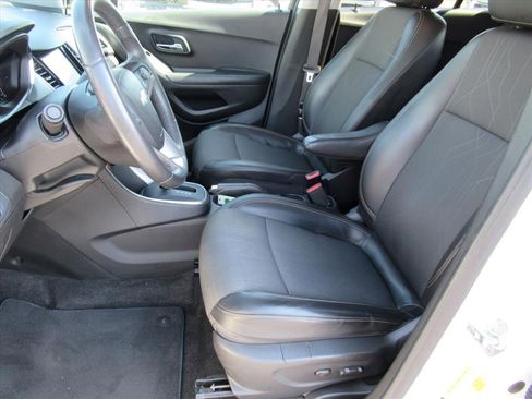 Certified 2022 Chevrolet Trax LT w/ LT Convenience Package AWD/4WD image 13