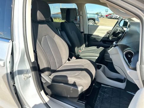 Used 2023 Chrysler Voyager LX image 24
