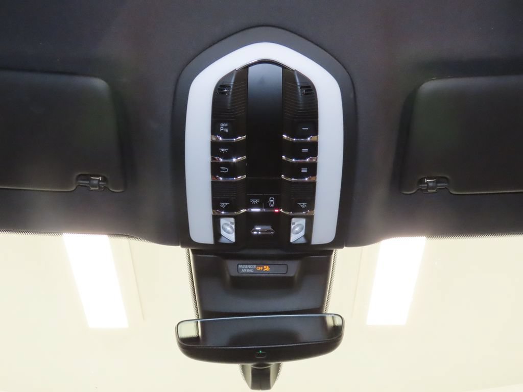 Certified 2026 Porsche Macan AWD/4WD image 31