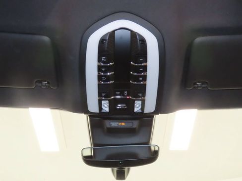 Certified 2026 Porsche Macan AWD/4WD image 31