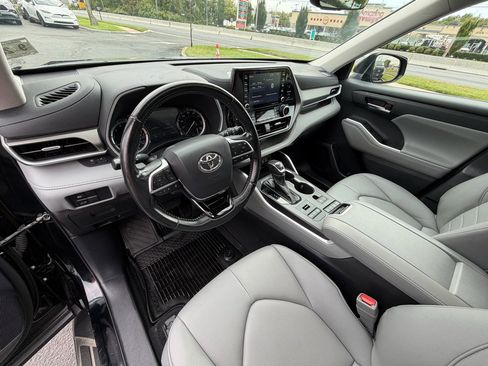 Used 2021 Toyota Highlander XLE image 17