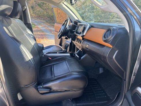 Used 2017 Toyota Tacoma SR5 image 29