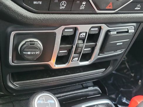 Used 2024 Jeep Gladiator Sport AWD/4WD image 18