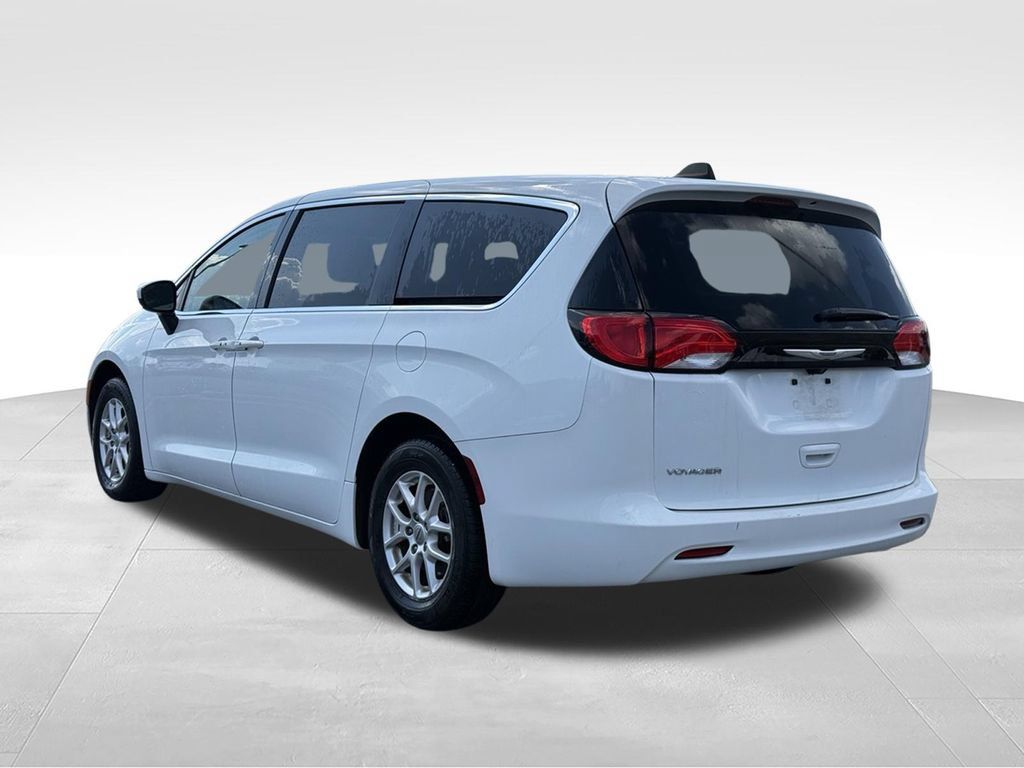 Used 2023 Chrysler Voyager LX FWD image 3