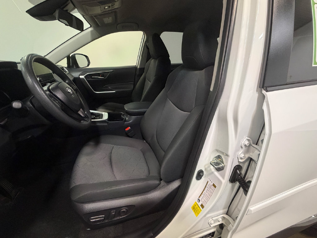 Used 2025 Toyota RAV4 XLE AWD/4WD image 12