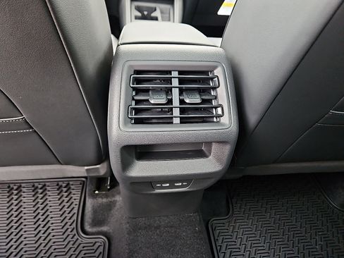 New 2026 Volkswagen Tiguan SE image 9