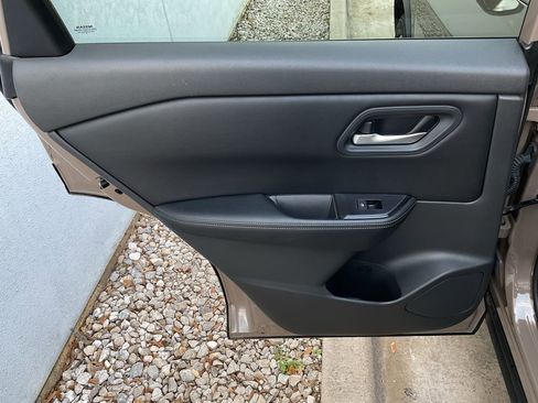 Used 2025 Nissan Rogue SV image 18